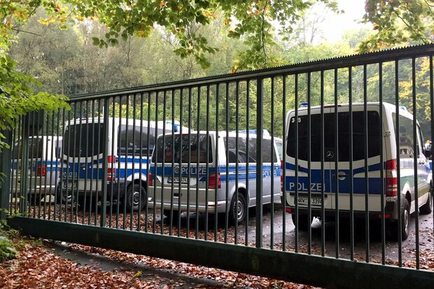 Mannschaftstransporter der Polizei auf dem Gelände des "Waldlabores" im Werler Stadtwald FOTO: CARINA WESTERWELLE