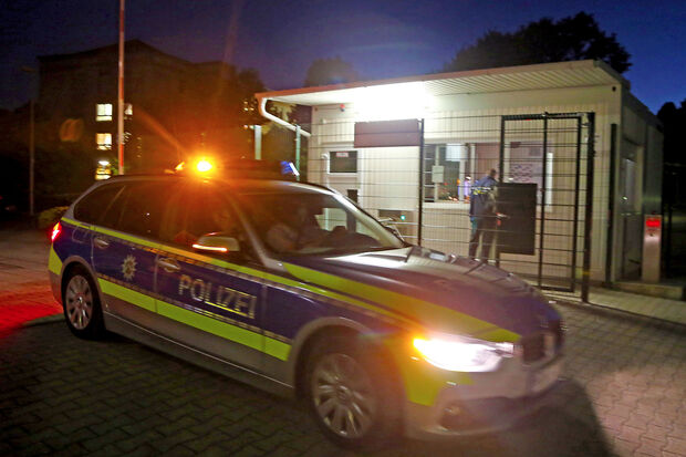 Einer der zwei Streifenwagen der Polizei nach dem spätabendlichen Einsatz an der ZUE Wimbern FOTO: ANDREAS DUNKER