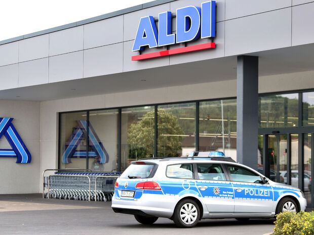Streifenwagen der Polizei vor dem ALDI-Markt in Wickede ARCHIVFOTO: ANDREAS DUNKER