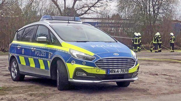 Die Feuerwehr bei Ihrem Einsatz am Samstag an der Böschung zwischen Bahnlinie und Marscheidstraße. Auch ein Streifenwagen der Polizei war vor Ort. FOTO: ANDREAS DUNKER