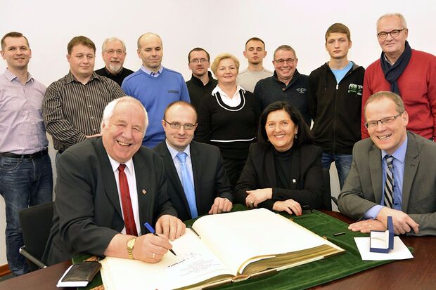 Zum Auftakt des Jubiläumsjahres 2016 besuchte eine kleine Delegation aus Jemielnica im Januar auch Landrätin Eva Irrgang im Kreishaus. Vorne von links: Landrat Josef Swaczyna, Bürgermeister Marcin Wycislo, Landrätin Irrgang und Bürgermeister Martin Michalzik FOTO: GEMEINDE WICKEDE (RUHR)