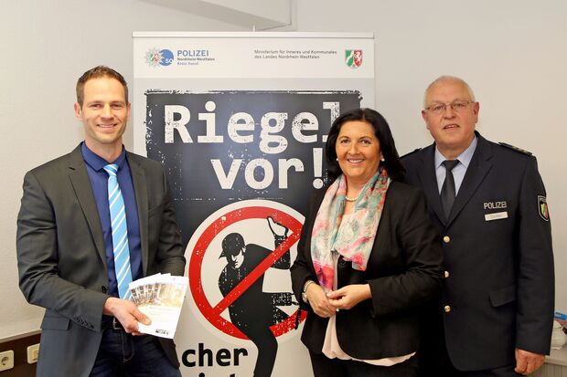 Pressekonferenz zu den Fortschritten der Ermittlungskommission „Wohnungseinbruchsdiebstahl“ (von links): Carsten Seck Leiter der Ermittlungskommission, Landrätin Eva Irrgang (CDU) und Polizei-Direktor Manfred Dinter  FOTO: CARINA WESTERWELLE