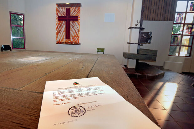 Profanierungsurkunde auf dem leer geräumten Altar im Roncalli-Haus FOTO: ANDREAS DUNKER