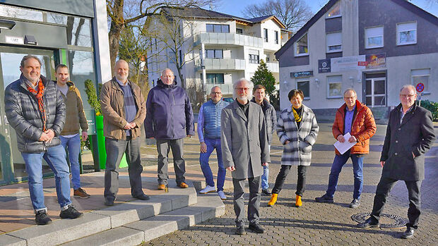 Das Projekt-Team zur Sanierung und Modernisierung des Wickeder Bürgerhauses (von links): Michael Kapke (Geschäftsführer Reich & Hölscher, TGA-Fachplanung), Marc Stöberl (Rathaus), Stefan Macht (Bühnenbau Schnakenberg), Ralf Rudolph (Reich & Hölscher), Uwe Burstädt (Ingenieurbüro Schröder und Partner, Elektroplanung) und Architekt Ulrich Becker (Geschäftsführer Reiser und Partner) sowie Stefan Magnus, Susanne Modler, Dr. Martin Michalzik und Markus Kleindopp von der Kommunalverwaltung FOTO: GEMEINDE WICKEDE (RUHR)