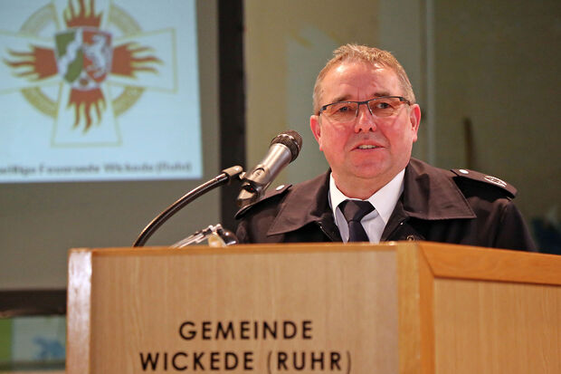 Gemeindebrandinspektor Georg Ptacek als Leiter der Freiwilligen Feuerwehr der Gemeinde Wickede (Ruhr) moderierte die Jahresdienstbesprechung im Bürgerhaus. FOTO: ANDREAS DUNKER