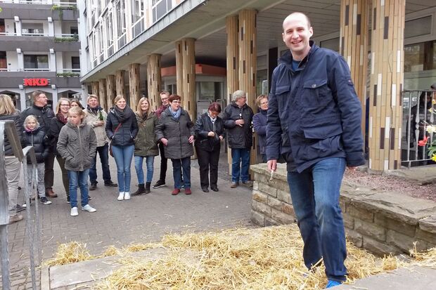 Christoph Prenger wurde 30 Jahre alt und musste als Junggeselle traditionell die Rathaus-Treppe fegen. FOTO: THOMAS FABRI