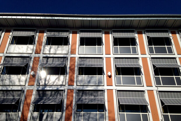 An der Frontfassade über dem Haupteingang des Wickeder Rathauses wurden die Sonnenschutzanlagen bereits montiert. ARCHIVFOTO: ANDREAS DUNKER