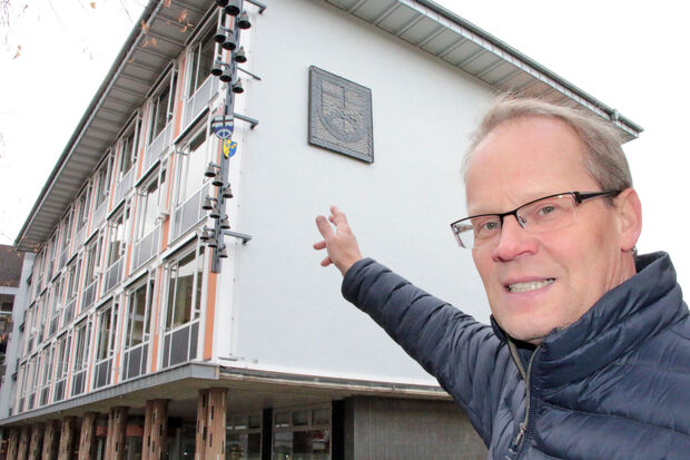 Bürgermeister Dr. Martin Michalzik (CDU) präsentierte die frisch sanierte Rathaus-Fassade. FOTO: ANDREAS DUNKER