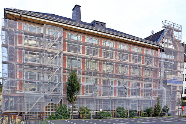 Die eingerüstete Fassade des Rathauses in Wickede FOTO: ANDREAS DUNKER
