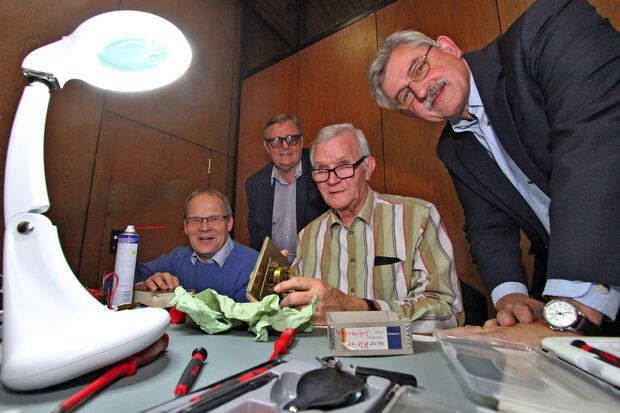 Das „Kontaktspray“ funktionierte bei der Premiere des „Reparatur-Cafés“ des Senioren-Forums im Bürgerhaus in Wickede in jeder Hinsicht. Von links: Bürgermeister Dr. Martin Michalzik (CDU), Ratsherr Helmut Bäcker (SPD), Handwerker Wolfgang Schmidt und Senioren-Forums-Vorsitzender Dr. Herbert Geissler FOTO: ANDREAS DUNKER