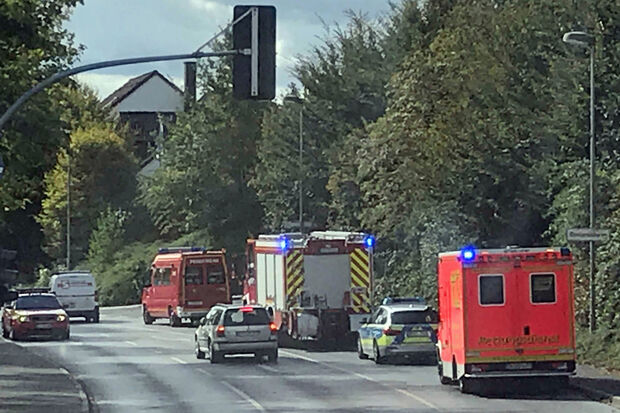 Rettungsdienst, Polizei und Feuerwehr an der Straße "Am Lehmacker" in Wickede FOTO: ANDREAS DUNKER