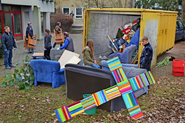 Aufräumen, Aussortieren und Abfallbeseitung standen am gestrigen Samstag (11. Februar 2017) bei der katholischen Kirchengemeinde auf dem Programm. Denn die Pfarrei zieht sich aus dem Hövel in Wickede zurück und hat ihr bisheriges Gemeindezentrum "Roncalli-Haus" bekanntlich an den Arnsberger Caritas-Verband verkauft, der in dem Gebäude schnellstmöglich eine Behinderten-Werkstatt einrichten will. – Bei der Aktion herrschte überwiegend betretenes Schweigen, da viele der aktiven Helfer wohl manche nette Stunden ihres Lebens in dem Haus verbracht haben und der Abschied nun etwas wehmütig war. FOTO: ANDREAS DUNKER 
