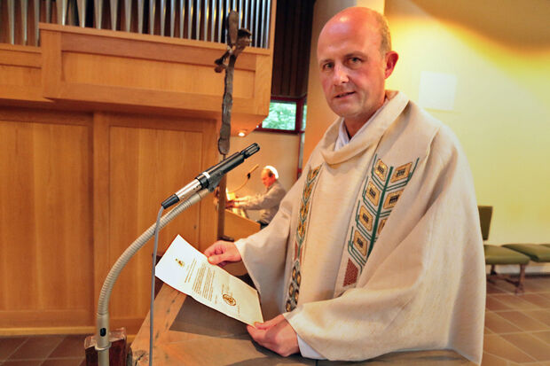 Pfarrer Thomas Metten verlas die Urkunde zur Profanierung der St.-Johannes-Baptist-Kirche im Roncalli-Haus am gestrigen 7. Juni 2017. FOTO: ANDREAS DUNKER 