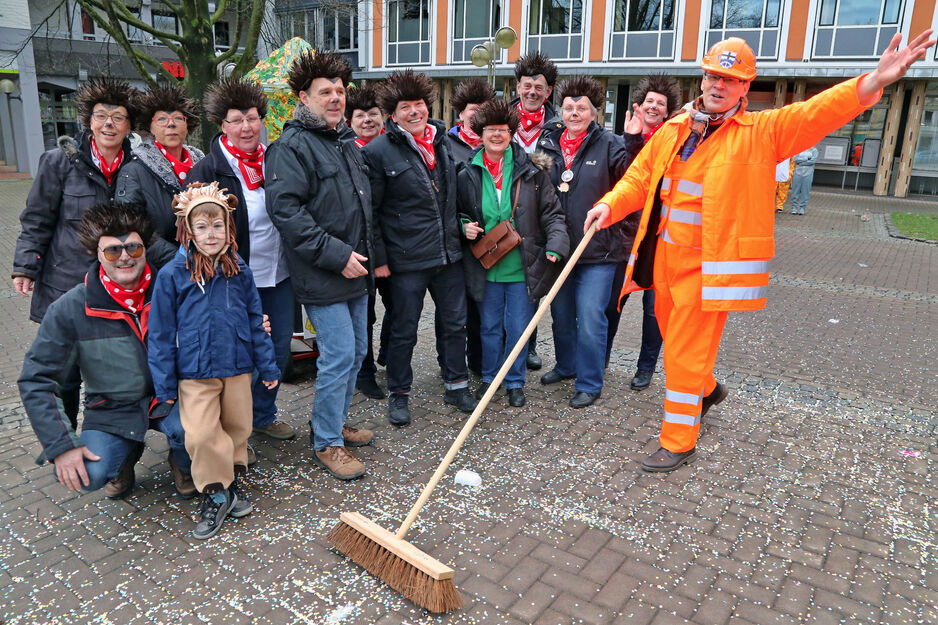 Rosenmontag auf dem Marktplatz in Wickede. Hier mit Bürgermeister Dr. Martin Michalzik (rechts) ARCHIVFOTO: ANDREAS DUNKER