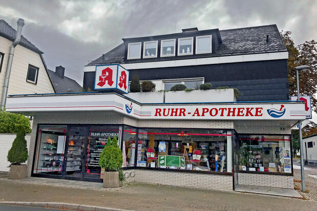 Einbrecher hebelten die linke Eingangstür der Ruhr-Apotheke auf und stahlen Bargeld aus dem Geschäft von Martina Brennecke. FOTO: ANDREAS DUNKER