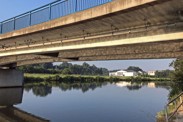 Die Betonbrücke führt die Ortsdurchfahrt der Bundesstraße 63 über das Ruhrtal. FOTO: ANDREAS DUNKER