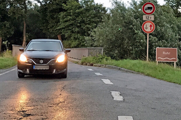 Die Brücke bei Haus Füchten in Ense wird derzeit als Ausweichübergang über die Ruhr genutzt. ARCHIVFOTO: ANDREAS DUNKER