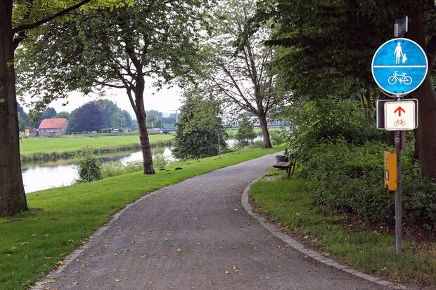 Fuß- und Radweg entlang der Ruhr nahe des Mahnmals für die Toten der Möhnekatastrophe an der Hauptstraße in Wickede FOTO: ANDREAS DUNKER