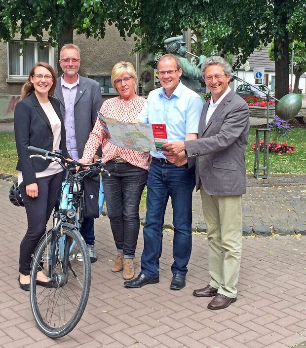 Nette Ideen für die Gemeinde am Ruhrtal-Radweg – aber wirtschaftlich auch immer sinnvoll? – Praktiker aus Wickede haben plausible Argumente gegen einige der Vorschläge von Melanie Wolinski, Harald Spiering, Ruth Hornkamp, Dr. Martin Michalzik und Thomas Weber (von links). FOTO: GEMEINDE WICKEDE (RUHR)