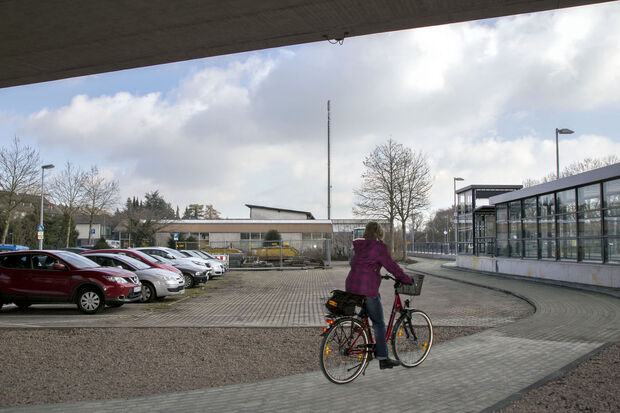 Ein Teil des Pendler-Parkplatzes ist schon wieder freigeräumt. – Der Fuß- und Fahrradweg mit seiner verbreiterten Führung wieder für den Verkehr freigegeben. FOTO: ANDREAS DUNKER