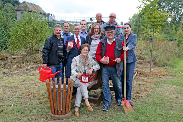 Die "Roten" am Ruhrufer –  Vorne: Ellinor Schilling und Helmut Bäcker. Zweite Reihe (von links): Oswald Schober, Norbert Römer, Natalie Zimmermann und Inga Westermann. Dritte Reihe (von links): Rainer Koppenrade, Julian Bräker und Norbert Spieth. Hinten: Engelbert Gurka. FOTO: ANDREAS DUNKER