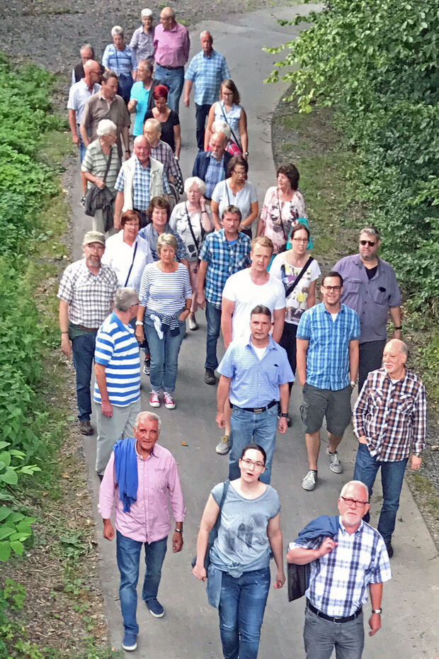 Teilnehmer der Ruhrpromenaden-Wanderung der SPD Wickede (Ruhr) FOTO: ANDREAS DUNKER