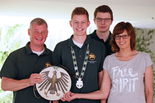 Familie Langer freute sich über die neue Regentschaft ihres Sohnes als SSC-Prinz (von links): Vater Frank, die Söhne Nils und Erik sowie Mutter "Gerti" Langer (geb. Velmer) FOTO: ANDREAS DUNKER