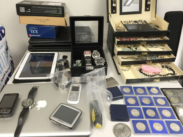 Die von der Polizei in einer Wickeder Wohnung sichergestellten Gegenstände. Dabei handelt es sich vermutlich um Diebesbeute. FOTO: POLIZEI