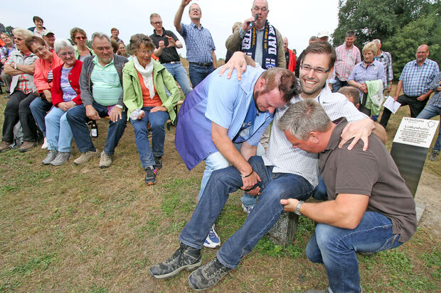 CDU-Chef Thomas Fabri wurde ebenfalls auf den Schnadestein gesetzt. Beruflich verkaufe er den Leuten "hölzerne Schlafsäcke", erklärte Britzemeister Herbert Schäfer etwas makaber den Beruf von Fabri: Bestatter. FOTO: ANDREAS DUNKER