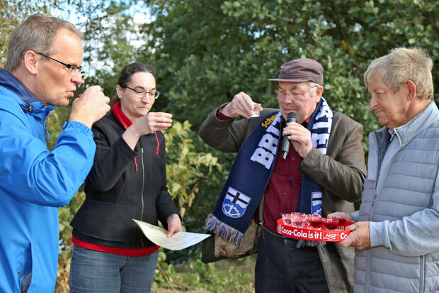 Nach dem "Poahläsen" gibt es jeweils einen "Schnaps" mit dem "Britzemeister" und dem Bürgermeister ARCHIVFOTO: ANDREAS DUNKER