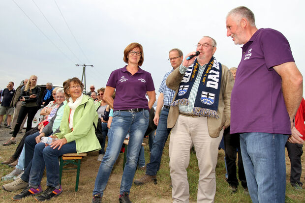 "Spontan geht immer" hatten sie auf dem Rücken ihrer Polo-Shirts stehen: das Wickeder Schützenkönigspaar Ulrike und Ulrich Thiele wurde deshalb auch spontan auf den nassen Schnadestein gesetzt. FOTO: ANDREAS DUNKER