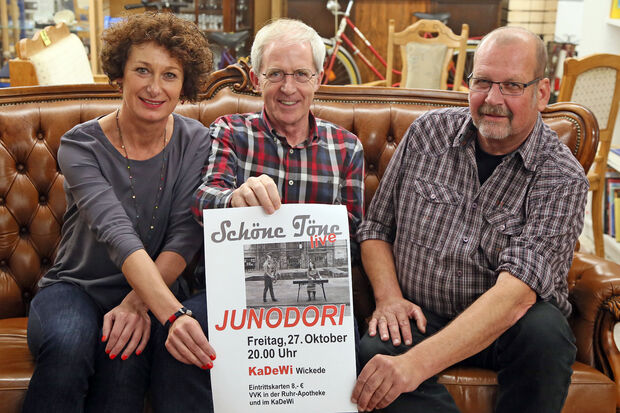 Apothekerin Martina Brennecke und ihr Lebensgefährte Norbert Stockhausen sowie KaDeWi-Leiter Franz-Josef Köppikus mit dem Plakat zur Premiere von „Schöne Töne live“: mit der Sängerin und Musikerin „Junodori“ im „KaDeWi“ in Wickede. FOTO: ANDREAS DUNKER