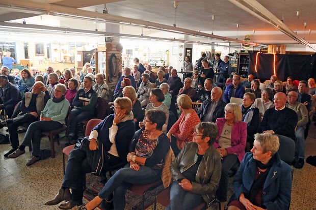 Mehr als 90 Zuhörer kamen zur Premiere von "Schöne Töne live" ins "KaDeWi" nach Wickede FOTO: ANDREAS DUNKER