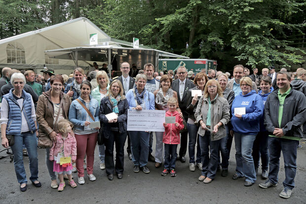 Spendenübergabe der Schützenbruderschaft St. Johannes Wickede – Wiehagen an die Vertreter der Fördervereine von Kindergärten und Schulen in der Ruhrgemeinde FOTO: SCHÜTZENBRUDERSCHAFT