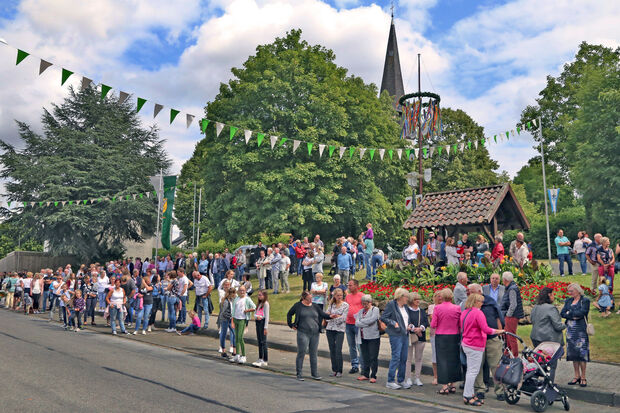 Eine große Zuschauermenge ließ den Festzug mit Regenten, Hofstaatpaaren, Musikern und Schützenbrüdern am Echthausener Dorfplatz an sich vorbeimarschieren. FOTO: ANDREAS DUNKER