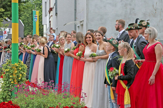 Schützenregenten mit ihren Hofstaatpaaren bei der traditionellen Parade am Bahnhof in Wickede FOTO: ANDREAS DUNKER