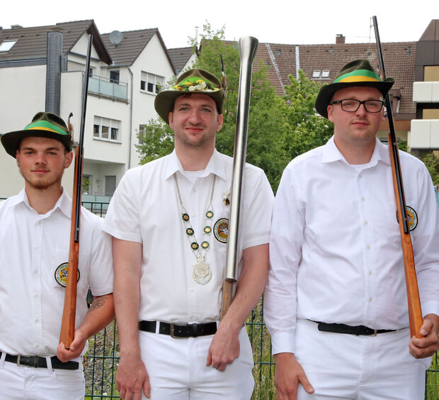 Jungschützenkönig Kevin Schäfer der Schützenbruderschaft St. Johannes Wickede und Wiehagen mit Begleitern FOTO: ANDREAS DUNKER