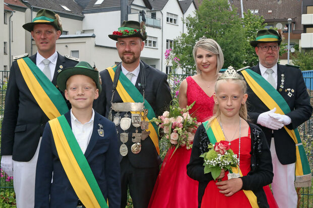 Das Königspaar David Stebbe und Lisa Fahlke der Schützenbruderschaft St. Johannes Wickede und Wiehagen mit Kinderschützenkönigin Paulina Bußmann mit ihrem Prinzgemahl Felix Wendt sowie den Königsoffizieren Markus Wrede (links) und Heinz-Georg Bechheim senior (rechts) FOTO: ANDREAS DUNKER