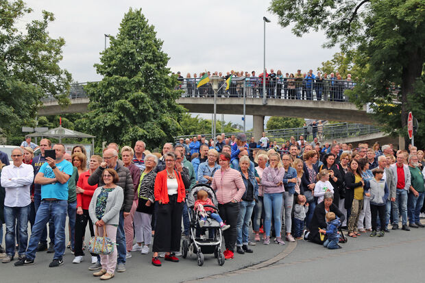 Das Publikum bei der großen Festparade am Sonntagnachmittag am Bahnhof FOTO: ANDREAS DUNKER
