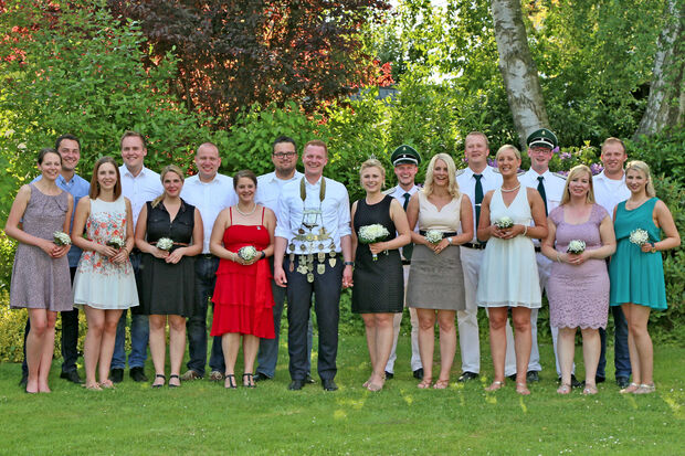 Das neue Regentenpaar Max Korte und Kim Lobert mit einem Teil seines rund 30-köpfigen Hofstaates FOTO: ANDREAS DUNKER