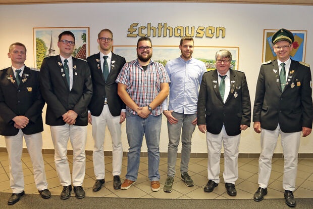 Hauptmann Andreas Schacke, der neue Erste Kassierer Thomas Deux, der neue Zweite Schriftführer Steffen Sudhoff, die neuen Vorstandsmitglieder Benjamin Glowienkowski und Patrick Belz, der langjährige "Bieroffizier" Hans-Jürgen Lörenz – jetzt Ehrenvorstandsmitglied – und Oberst Stefan Reszel (von links) FOTO: ANDREAS DUNKER