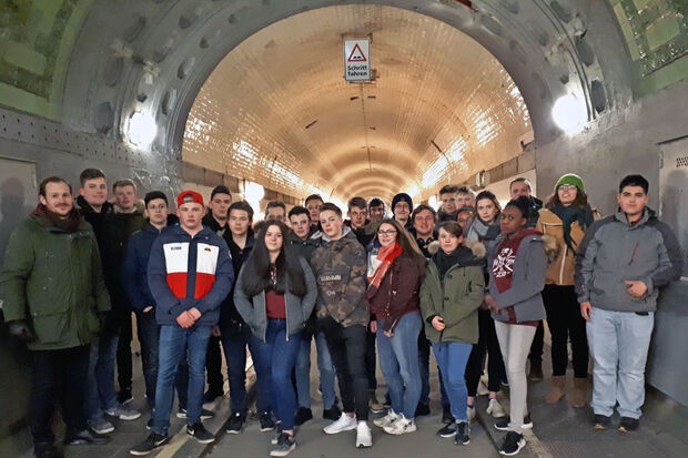 Wickeder Sekundarschüler der Klassen 10 a und c im alten Elb-Tunnel in Hamburg FOTO: SKW