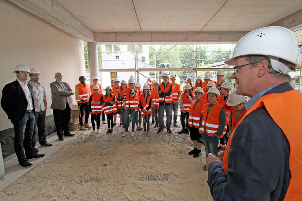 Bürgermeister Dr. Martin Michalzik (CDU) mit den Schülern der Sekundarschule Wickede und Vertretern der Kommunalpolitik während der Baubesichtigung FOTO: ANDREAS DUNKER
