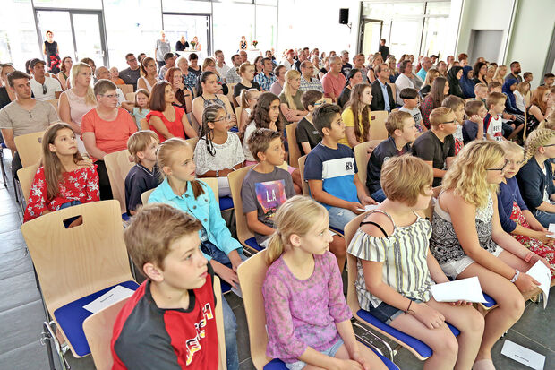 Begrüßung der neuen Fünftklässler im Forum der Sekundarschule Wickede (Ruhr) FOTO: ANDREAS DUNKER