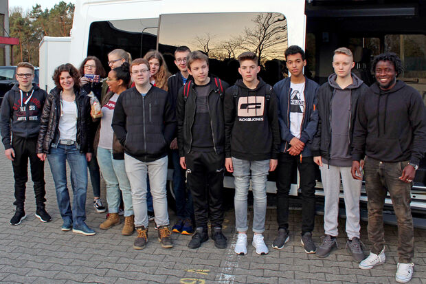 Die Wickeder Sekundarschüler vor ihrer Abfahrt zum Schüleraustausch nach Frankreich FOTO: SEKUNDARSCHULE WICKEDE (RUHR)