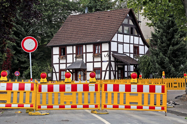 Am Feuerwehr-Gerätehaus ist jetzt die Durchfahrt der Oststraße gesperrt. Zum DRK-Heim geht es beispielsweise nur über "Im Winkel" und die Neue Straße. FOTO: ANDREAS DUNKER