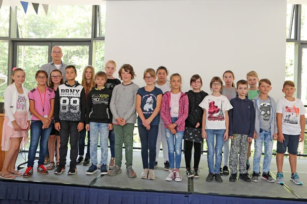 Die Klasse 5 b mit Lehrer Peter Damm FOTO: ANDREAS DUNKER