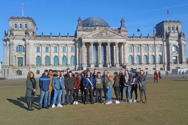Wickeder Sekundarschüler der Klasse 10 b in Berlin vor dem historischen Reichstagsgebäude mit der großen Glaskuppel: der Sitz des Deutschen Bundestages FOTO: SKW
