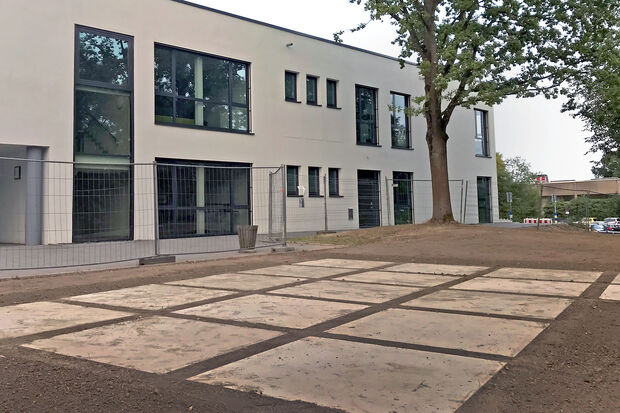Die riesigen Beton-Platten neben dem Labor-Gebäude der Sekundarschule Wickede (Ruhr) FOTO: ANDREAS DUNKER
