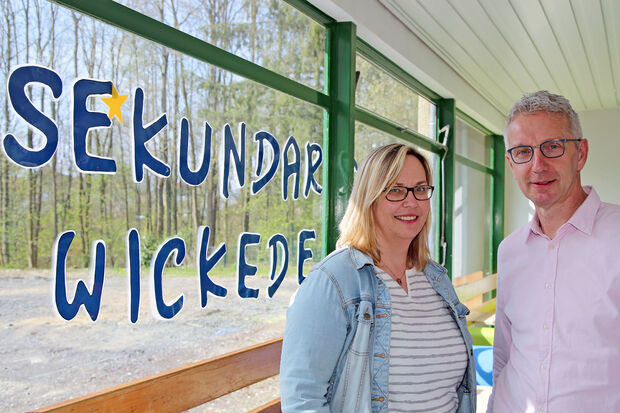 Schulleiter Peter Zarnitz mit seiner neuen „Ständigen Stellvertreterin“ Stefanie Tillmann FOTO: ANDREAS DUNKER